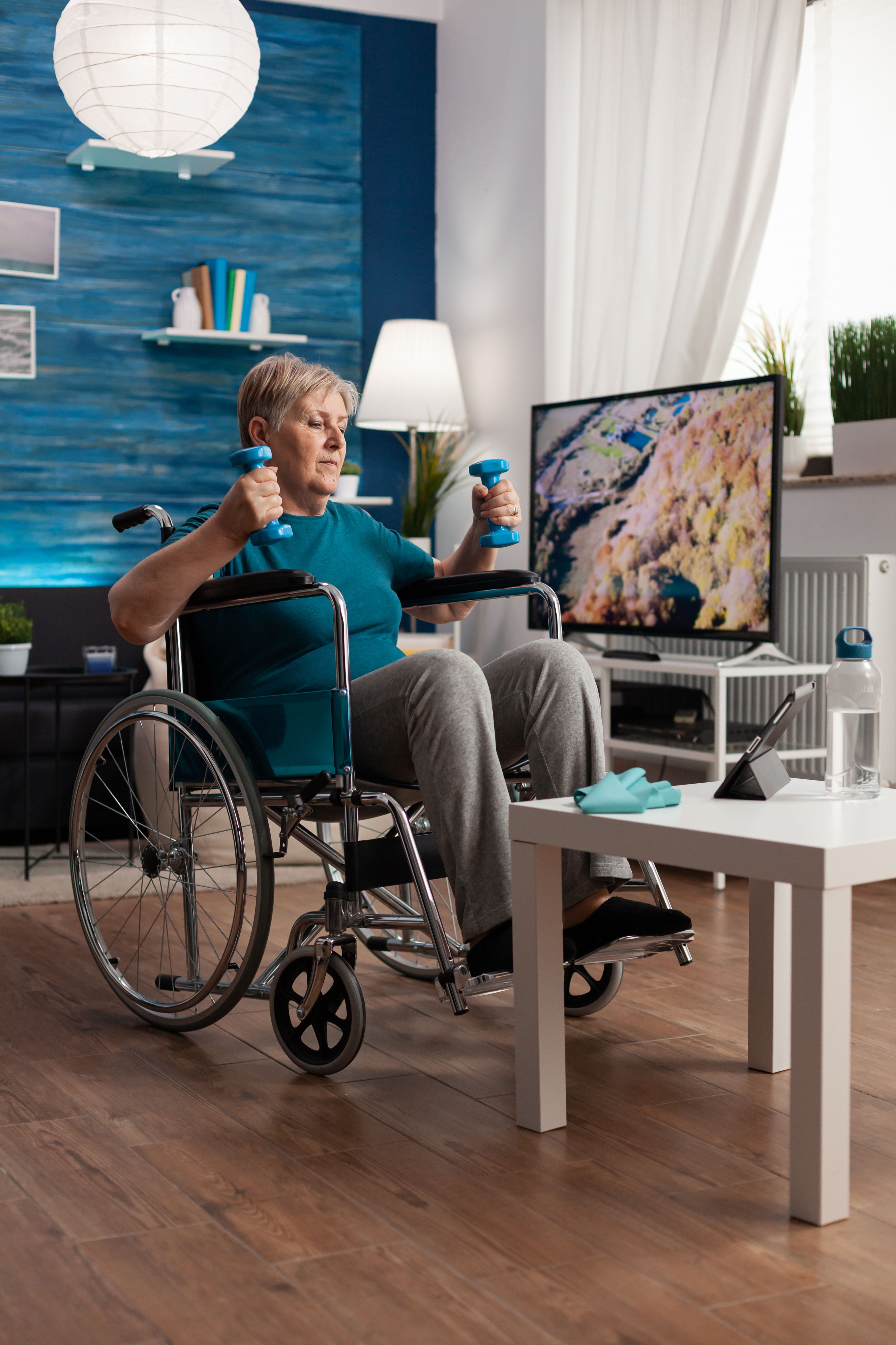 Femme épanouie faisant des étirements doux avec l'application Envie